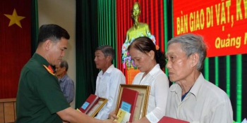 Bàn giao di vật, kỷ vật của liệt sĩ về với thân nhân, gia đình tại Quảng Ngãi
