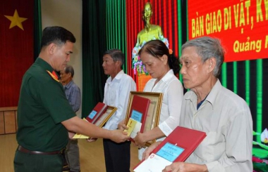 Bàn giao di vật, kỷ vật của liệt sĩ về với thân nhân, gia đình tại Quảng Ngãi